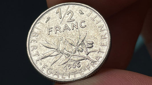 Une boîte de francs retrouvée : comment examiner les pièces sans se tromper